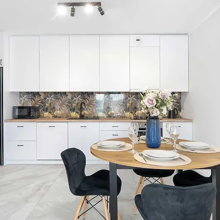 Spacious Family With A Balcony And Parking By Renters Βρότσλαβ