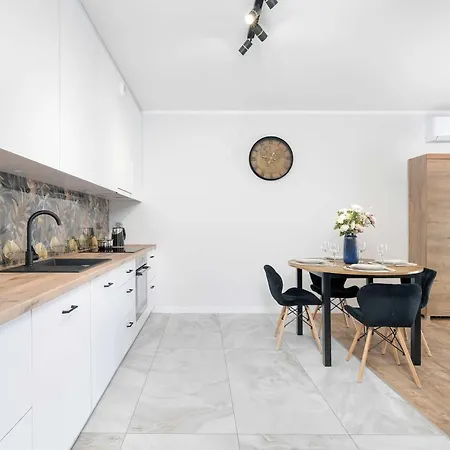 Spacious Family With A Balcony And Parking By Renters Διαμέρισμα