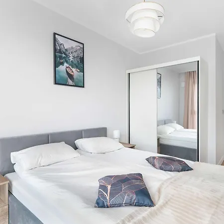 Spacious Family With A Balcony And Parking By Renters Βρότσλαβ